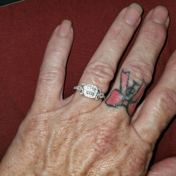 Vera Wang white gold diamond ring - Picture 8 of 9